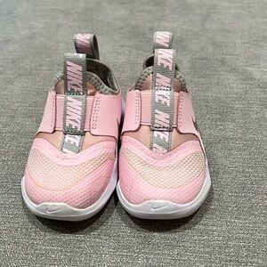 Nike Flex Runner (toddler) Pink Foam/Metallic Silver/Light Smoke Grey size 5C